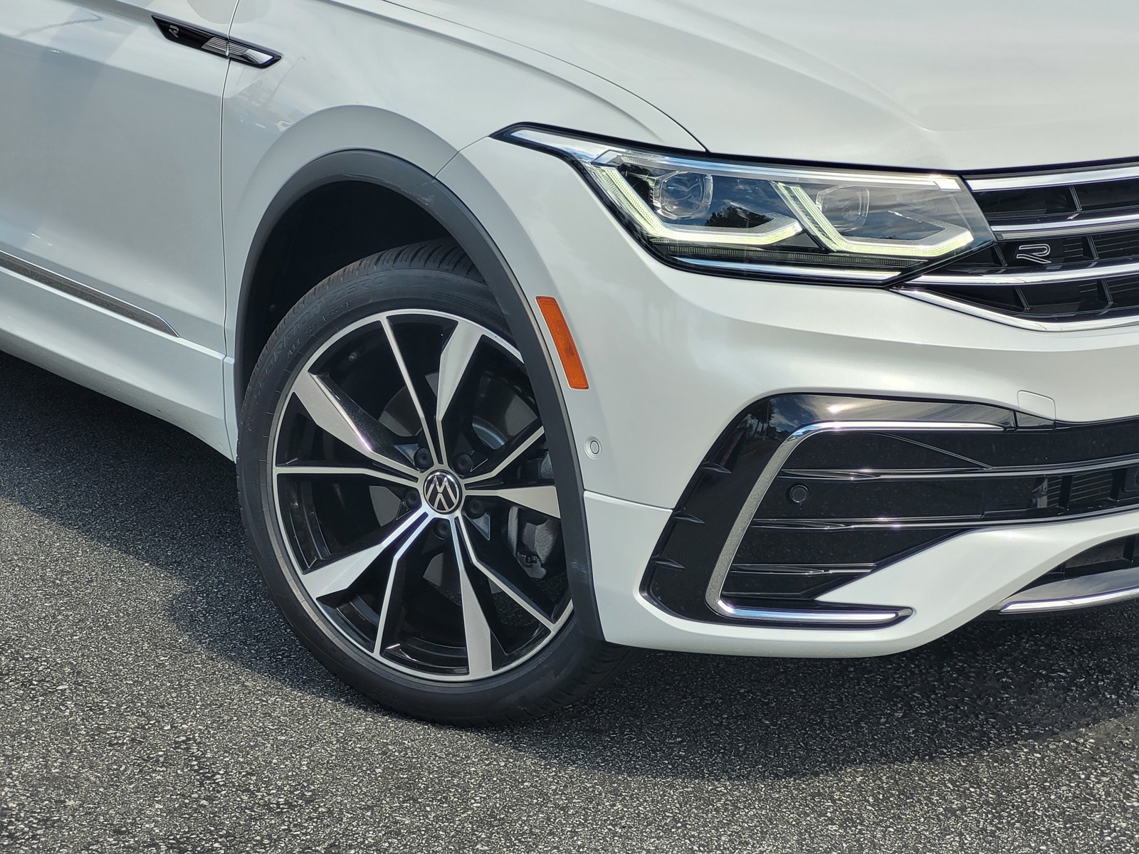 2023 Volkswagen Tiguan SEL R-Line Black photo 3
