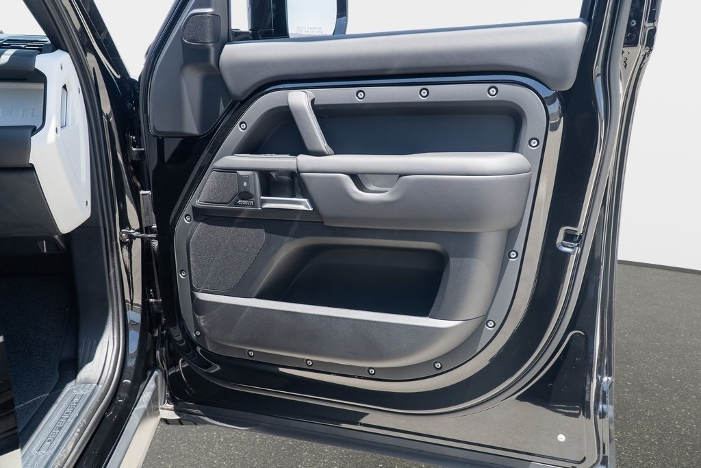 2025 Land Rover Defender 110 X-Dynamic SE photo 21