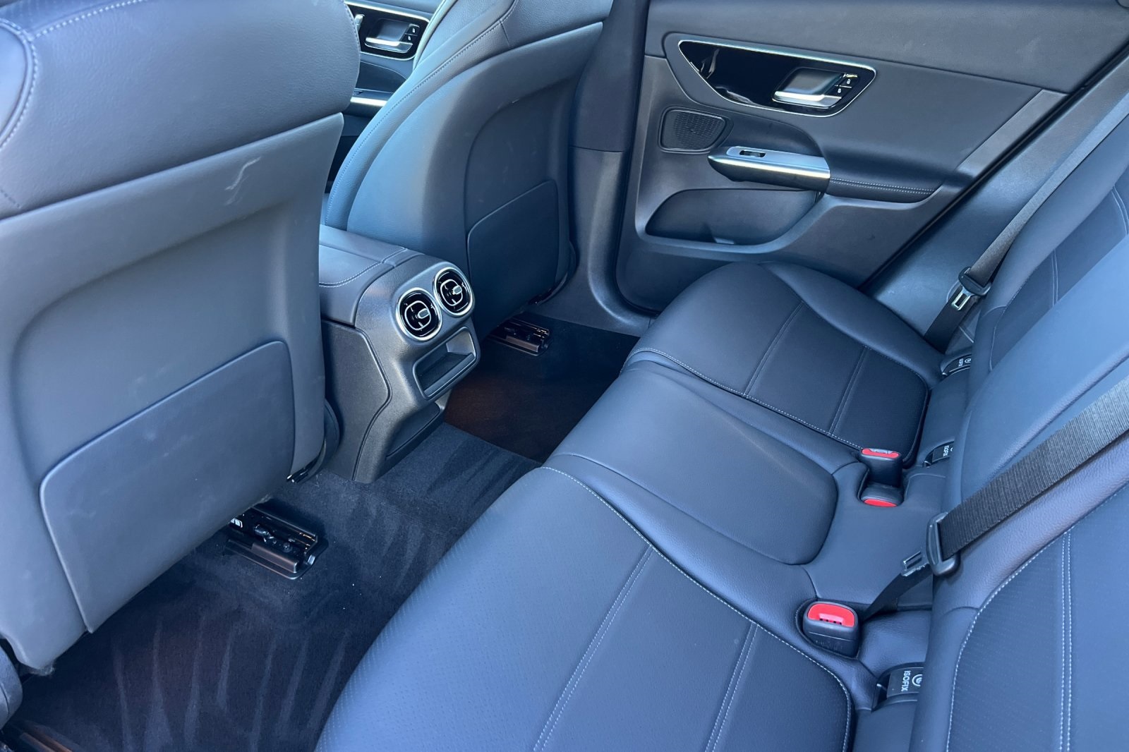 2025 Mercedes Benz GLC 300 4MATIC photo 4