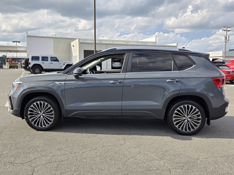 2024 Volkswagen Taos SE photo 4