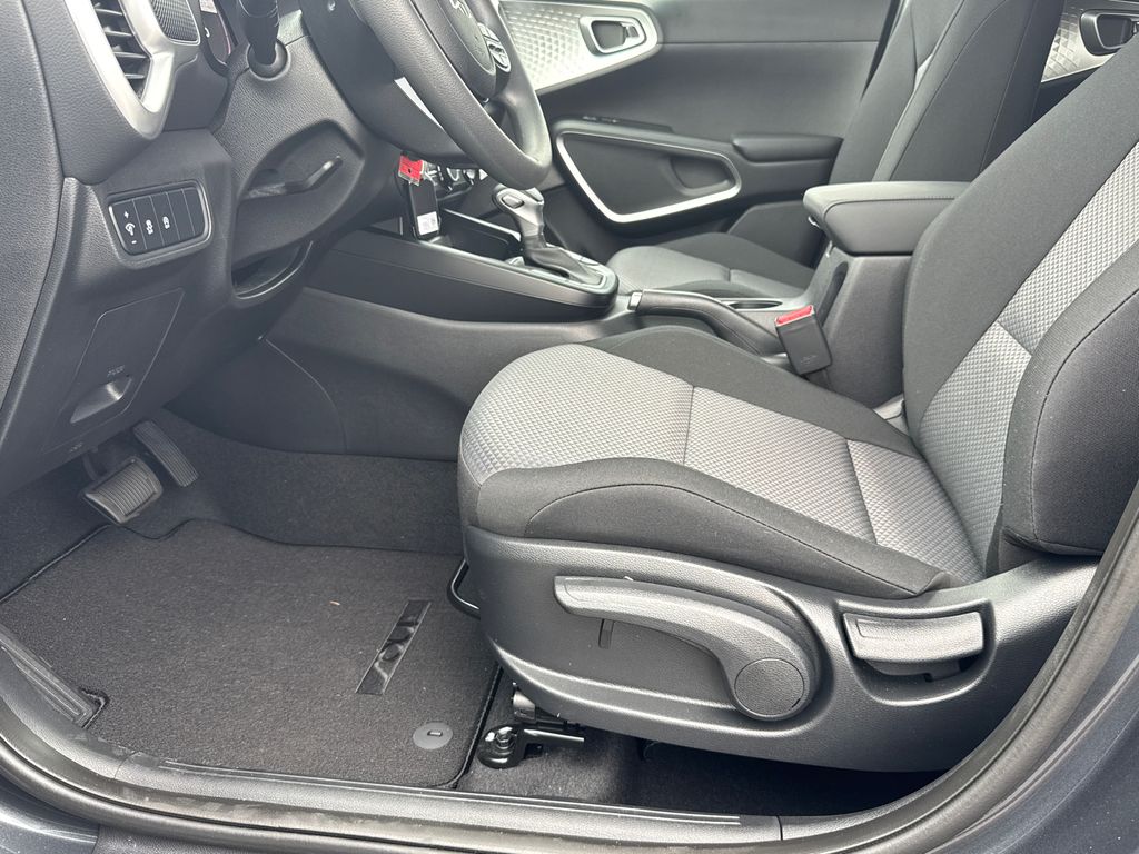 2025 Kia Soul LX photo 2