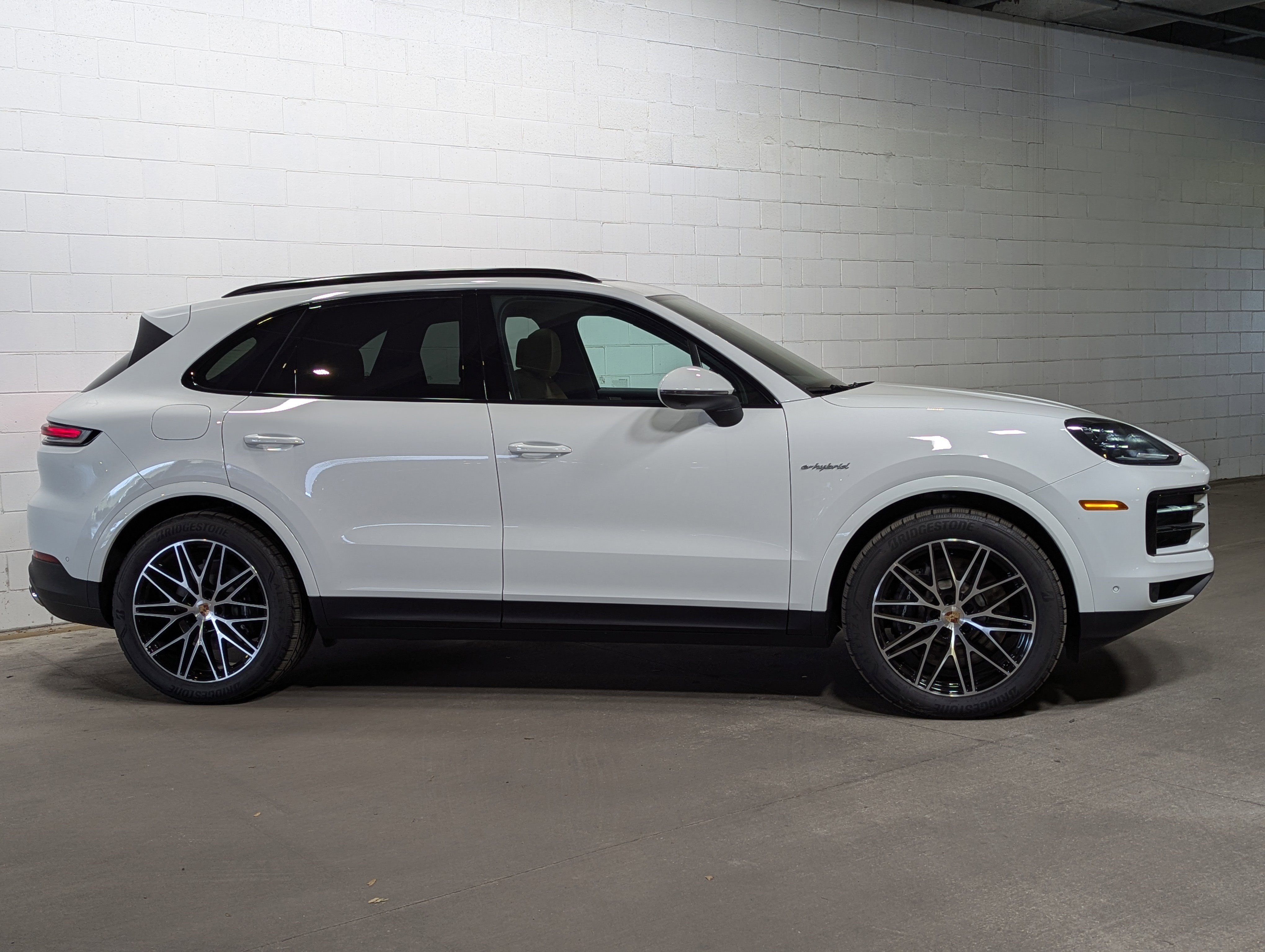 2025 Porsche Cayenne E-Hybrid photo 2