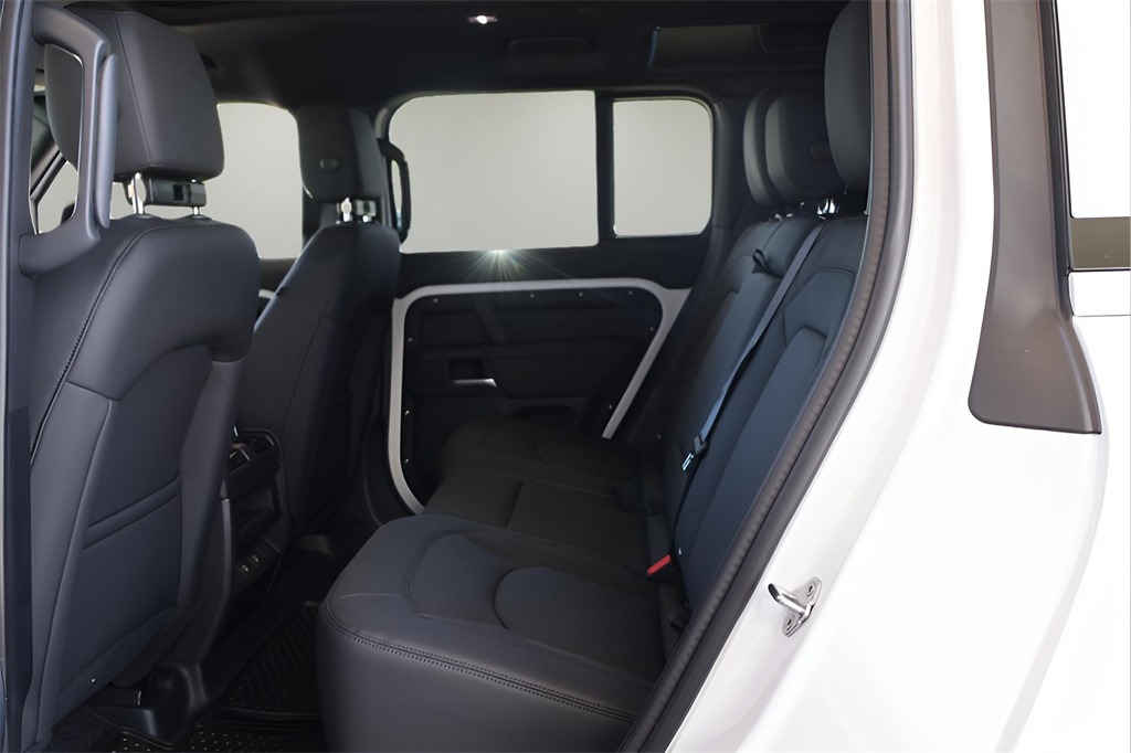 2025 Land Rover Defender 110 S photo 11