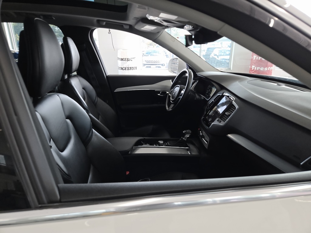 2016 Volvo XC90 T5 Momentum photo 9