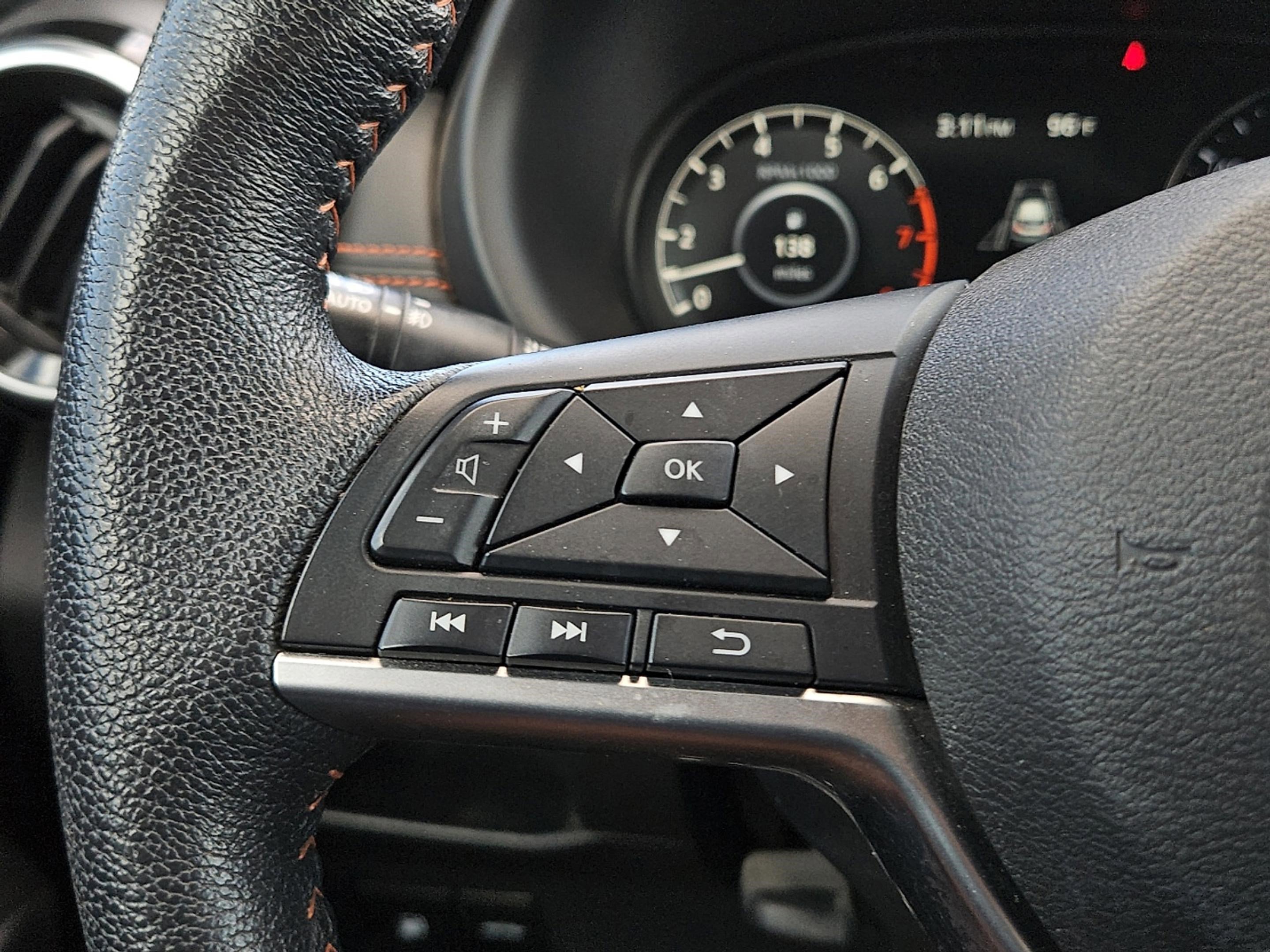 2023 Nissan Kicks SR photo 14