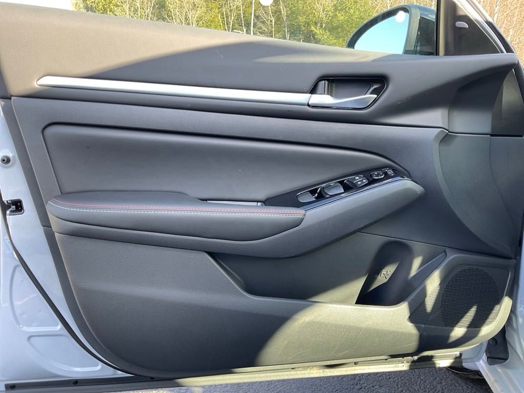 2025 Nissan Altima 2.5 SR photo 13