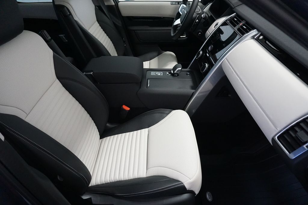 2025 Land Rover Discovery S photo 23