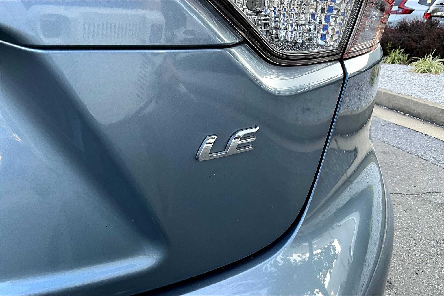 2021 Toyota Corolla LE photo 9