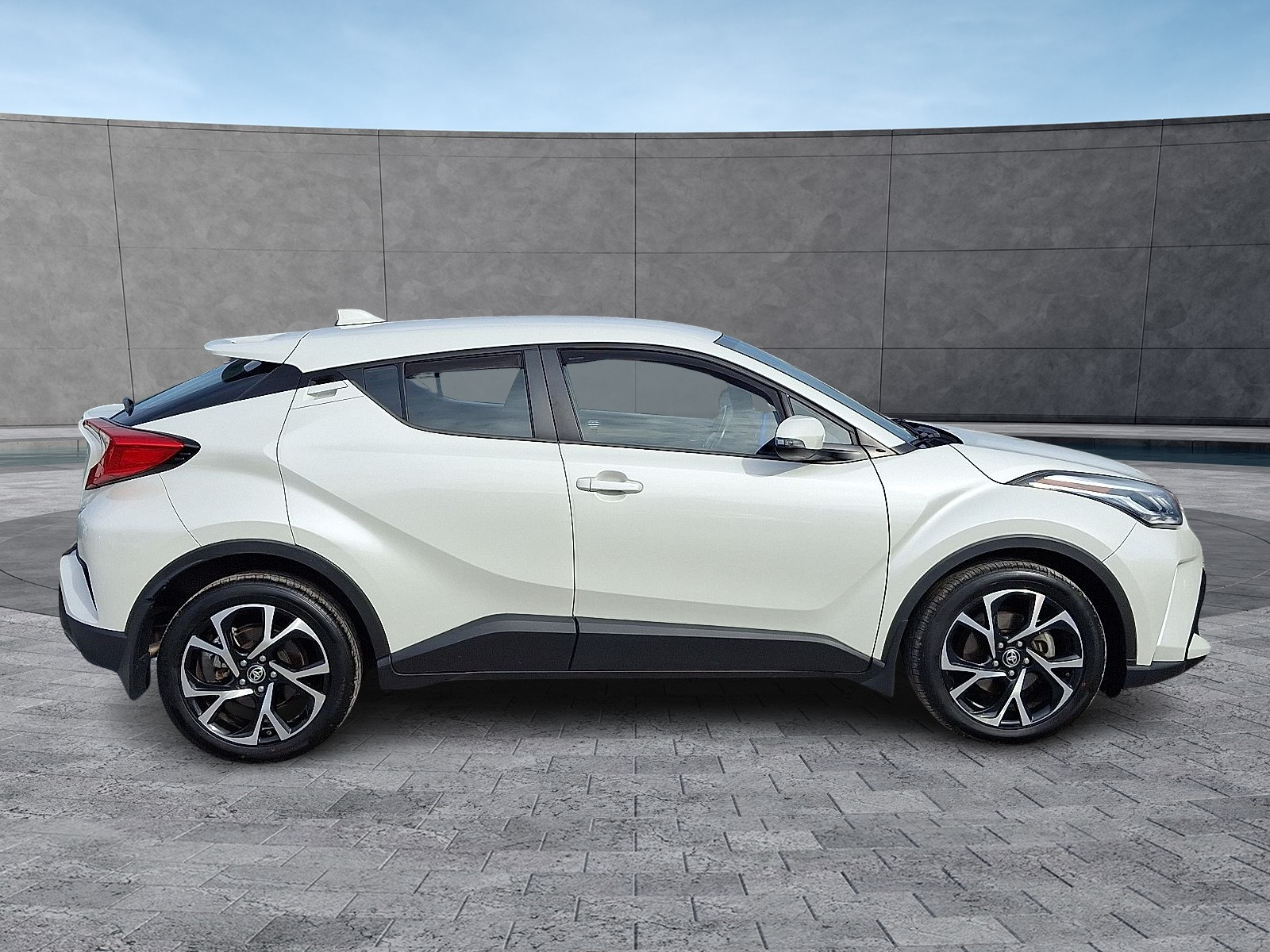 2020 Toyota C-HR XLE photo 12