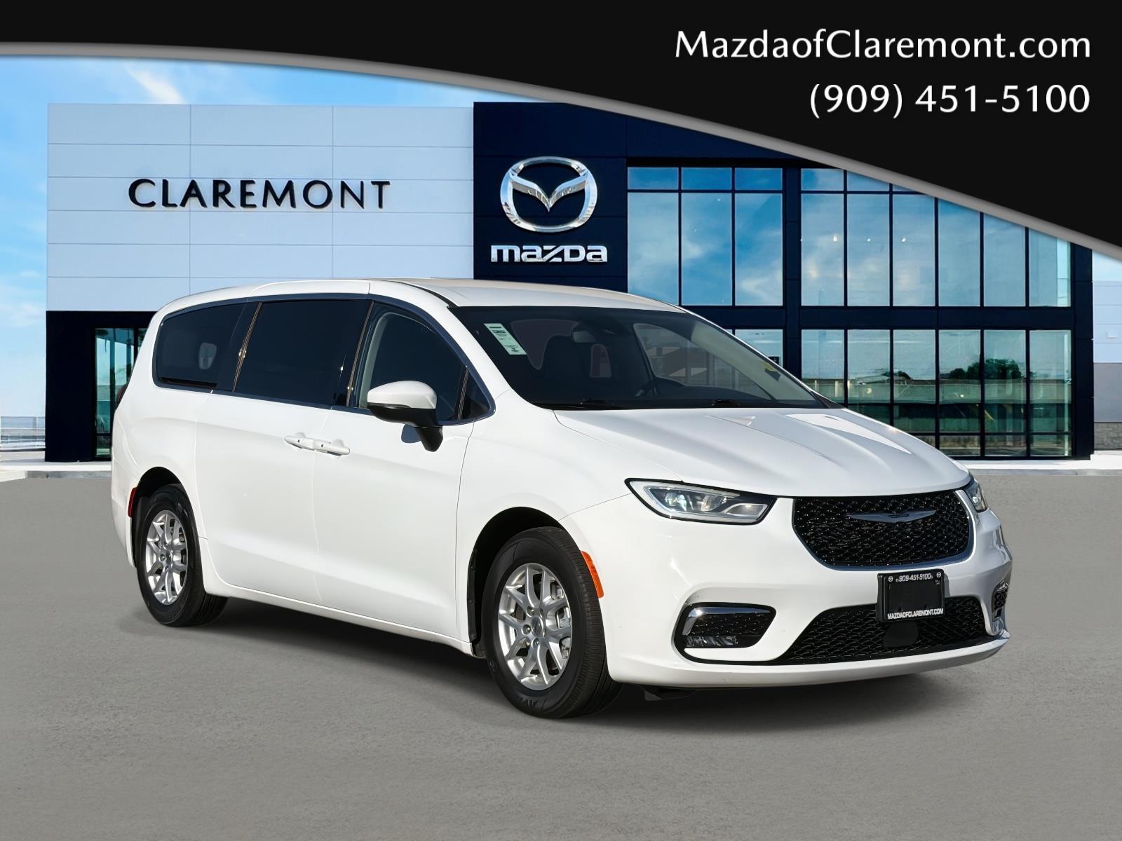 2023 Chrysler Pacifica Touring L's photo