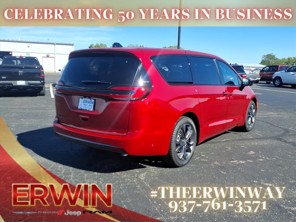 2026 Chrysler Pacifica photo 3