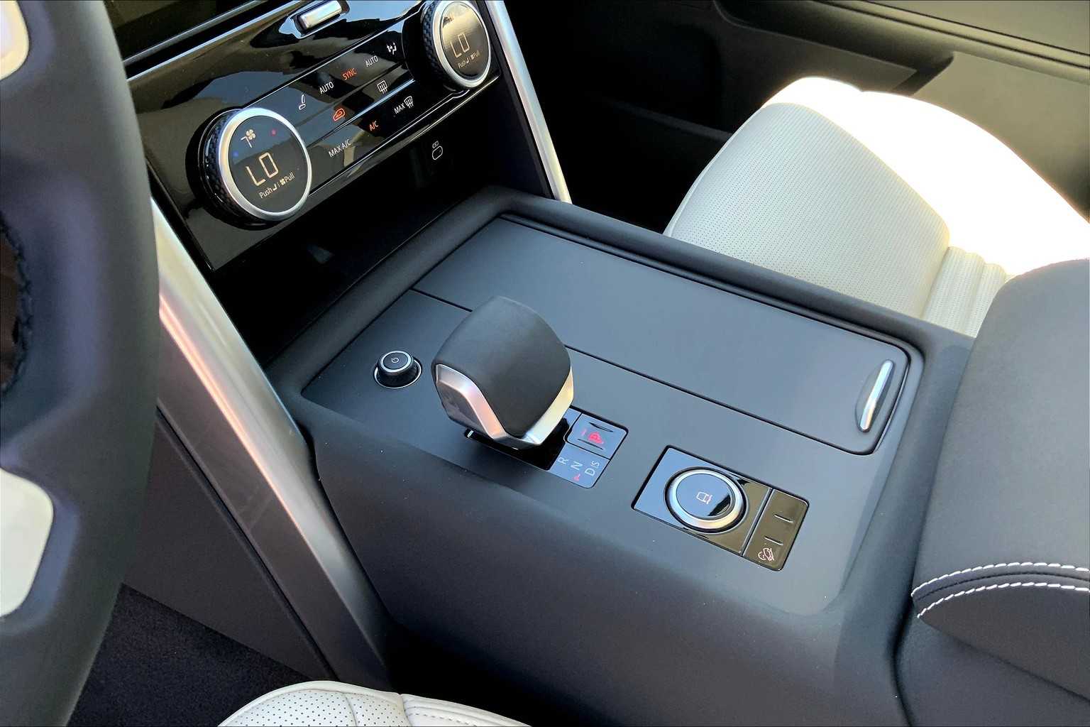 2025 Land Rover Discovery SE photo 7