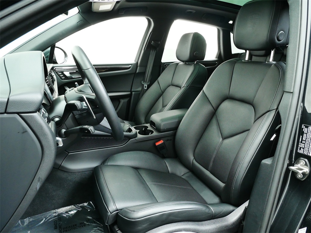 2025 Porsche Macan T photo 4