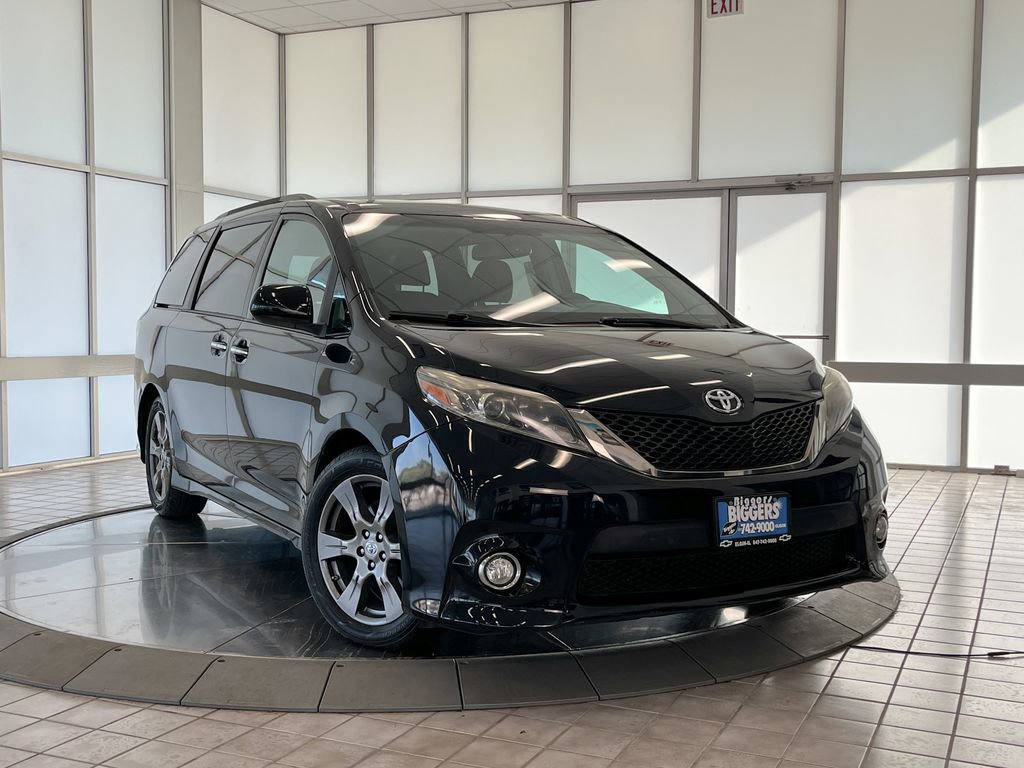 2017 Toyota Sienna SE photo 2