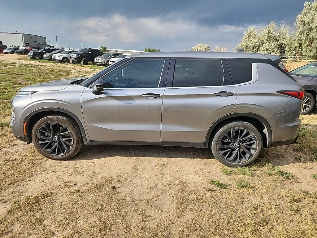 2022 Mitsubishi Outlander Black Edition photo 2