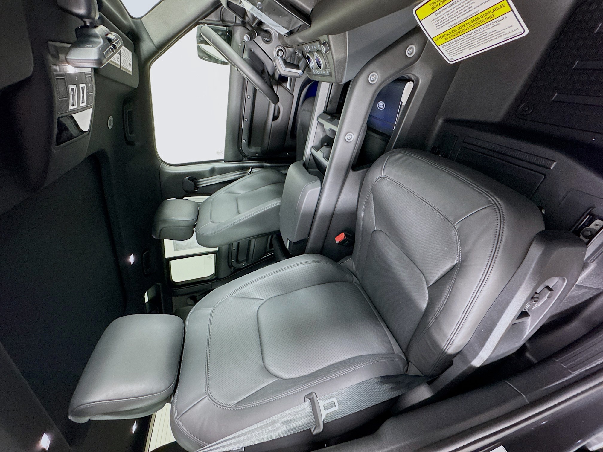 2025 Land Rover Defender 110 X-Dynamic SE photo 16