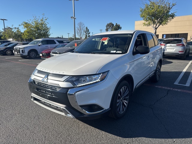 2020 Mitsubishi Outlander ES's photo