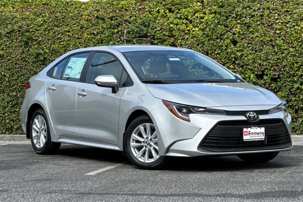 2025 Toyota Corolla LE photo 2