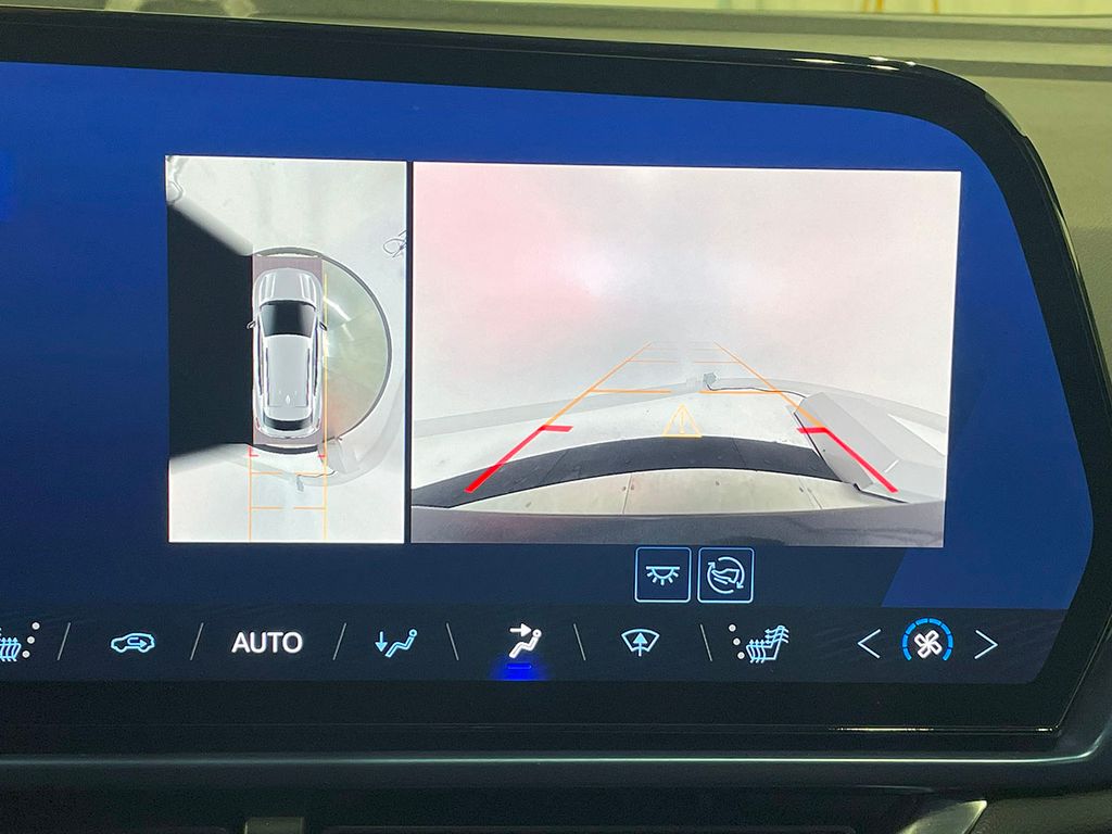 2024 Chevrolet Equinox EV 1LT photo 3