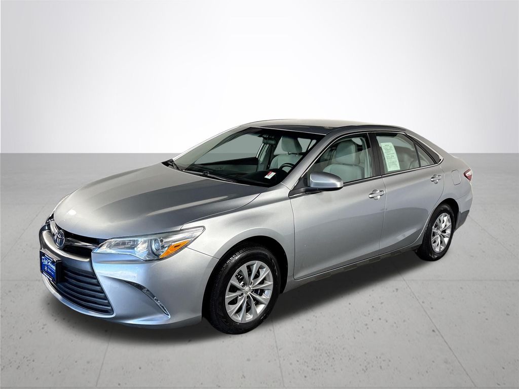2016 Toyota Camry LE photo 2