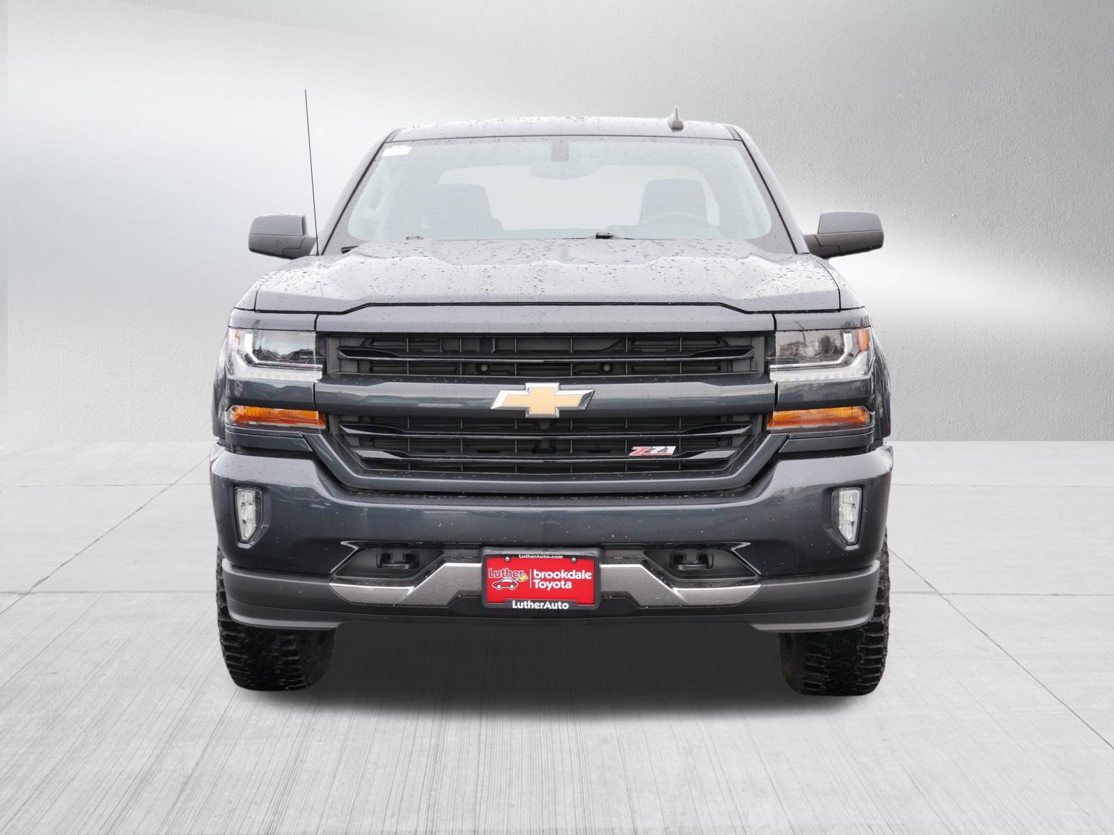 Used 2018 Chevrolet Silverado 1500 LT with VIN 3GCUKREC0JG575781 for sale in Brooklyn Center, Minnesota