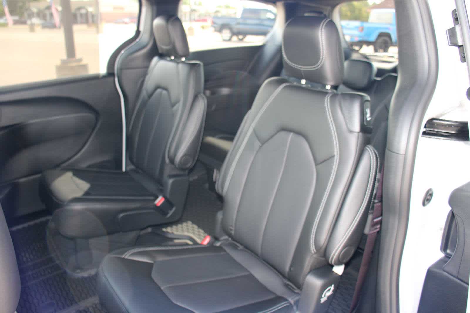 2025 Chrysler Voyager LX photo 42