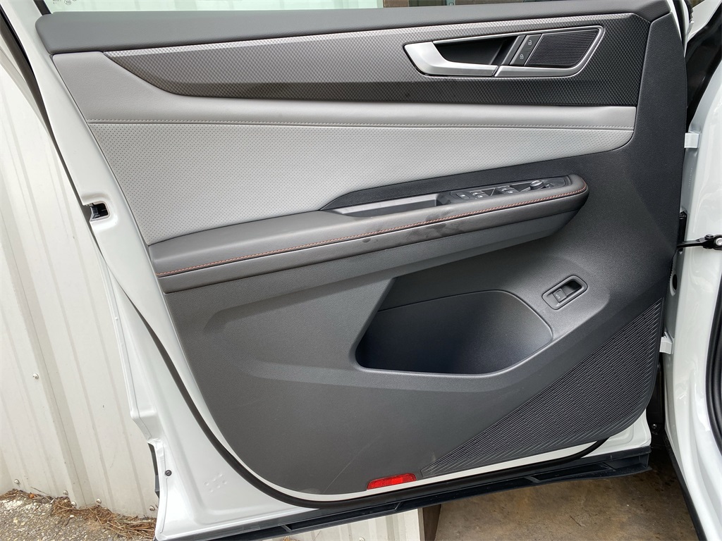 2025 Volkswagen Atlas Peak Edition SE photo 9