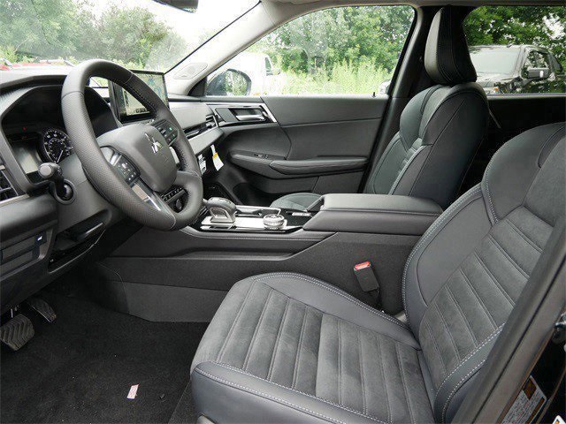 2025 Mitsubishi Outlander SE photo 4