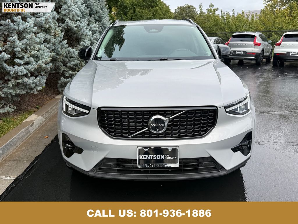 2025 Volvo XC40 Plus photo 2