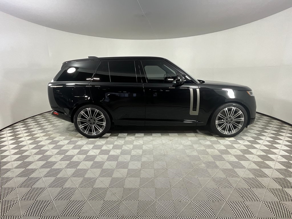 2025 Land Rover Range Rover SE photo 4