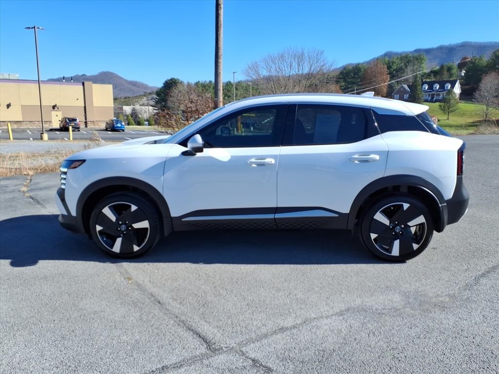 2025 Nissan Kicks SR photo 2