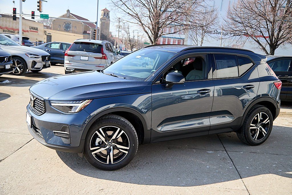 2026 VOLVO XC40 - Image 2