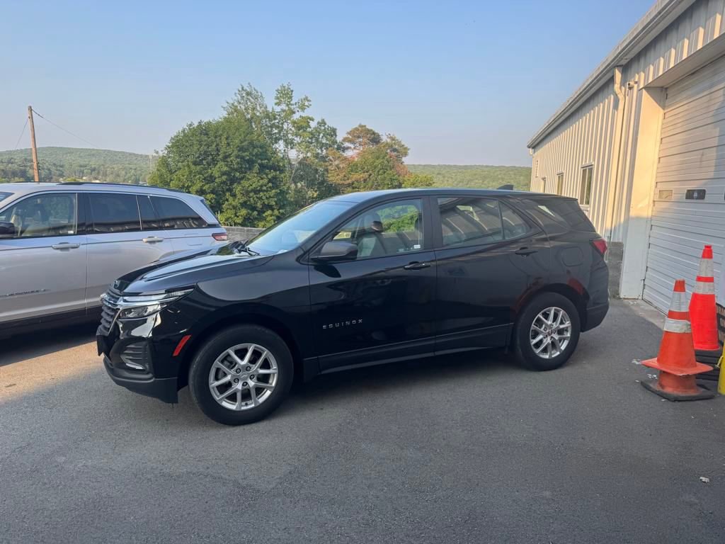 2022 Chevrolet Equinox LS photo 2