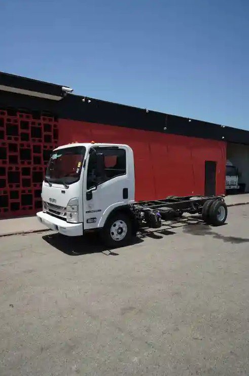2024 Isuzu NPR photo 3