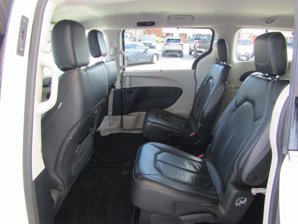 2022 Chrysler Pacifica Touring L photo 26