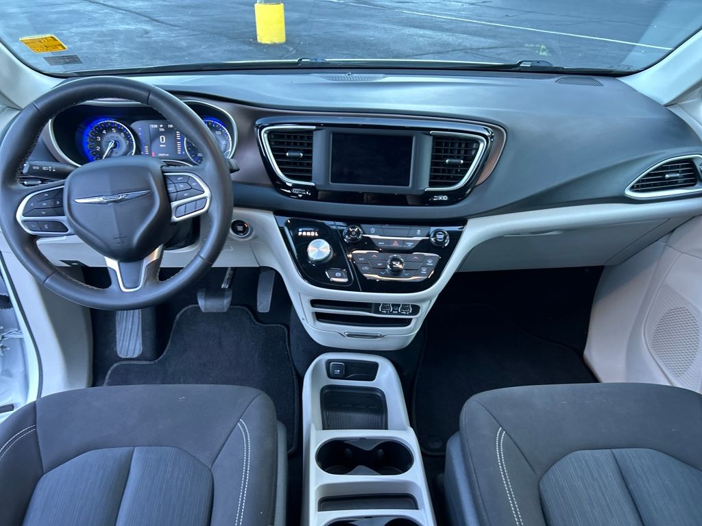 2022 Chrysler Voyager LX photo 11