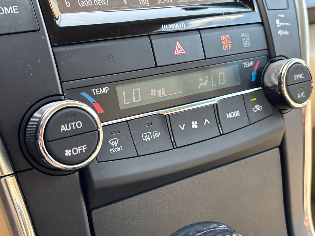 2016 Toyota Camry XLE photo 22
