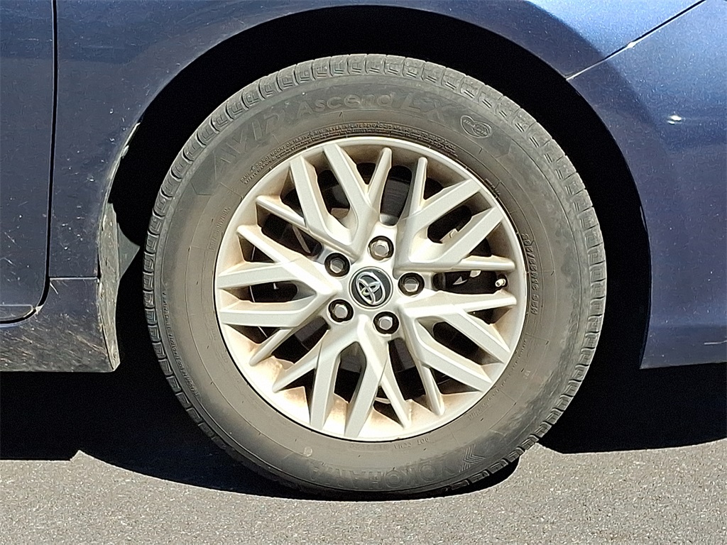 2016 Toyota Camry LE photo 7