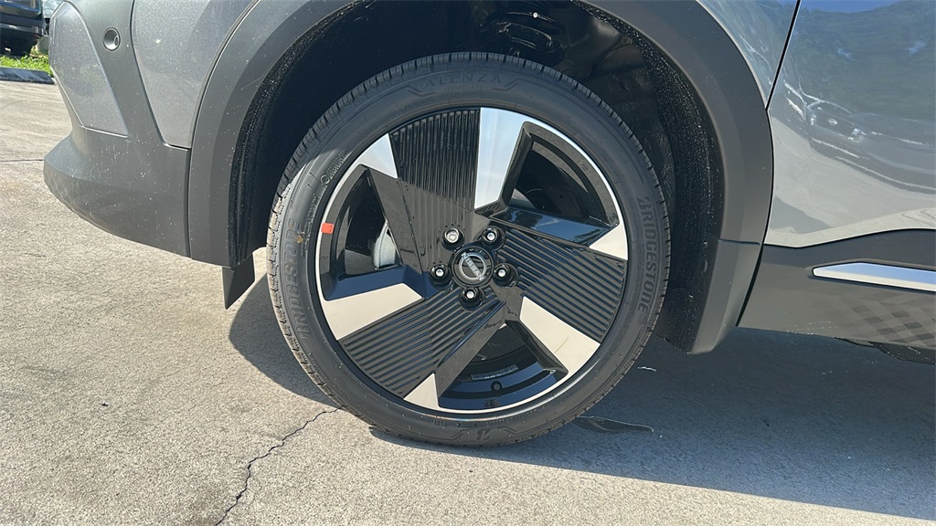 2026 Nissan Kicks SR photo 8