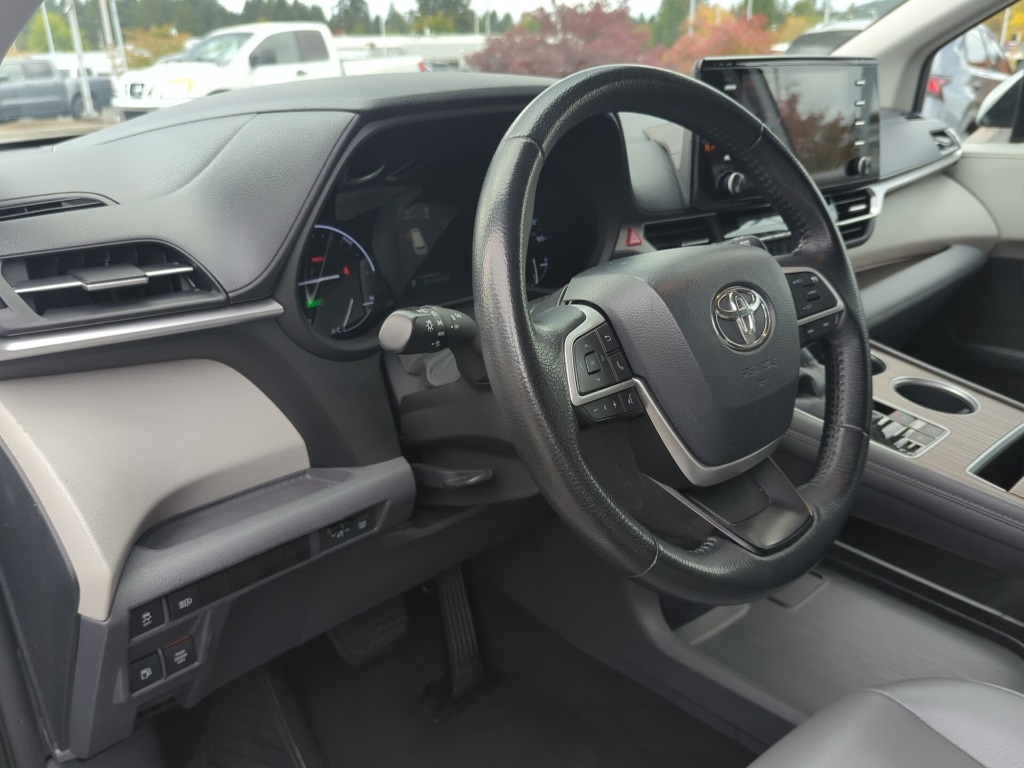 2021 Toyota Sienna XLE photo 18