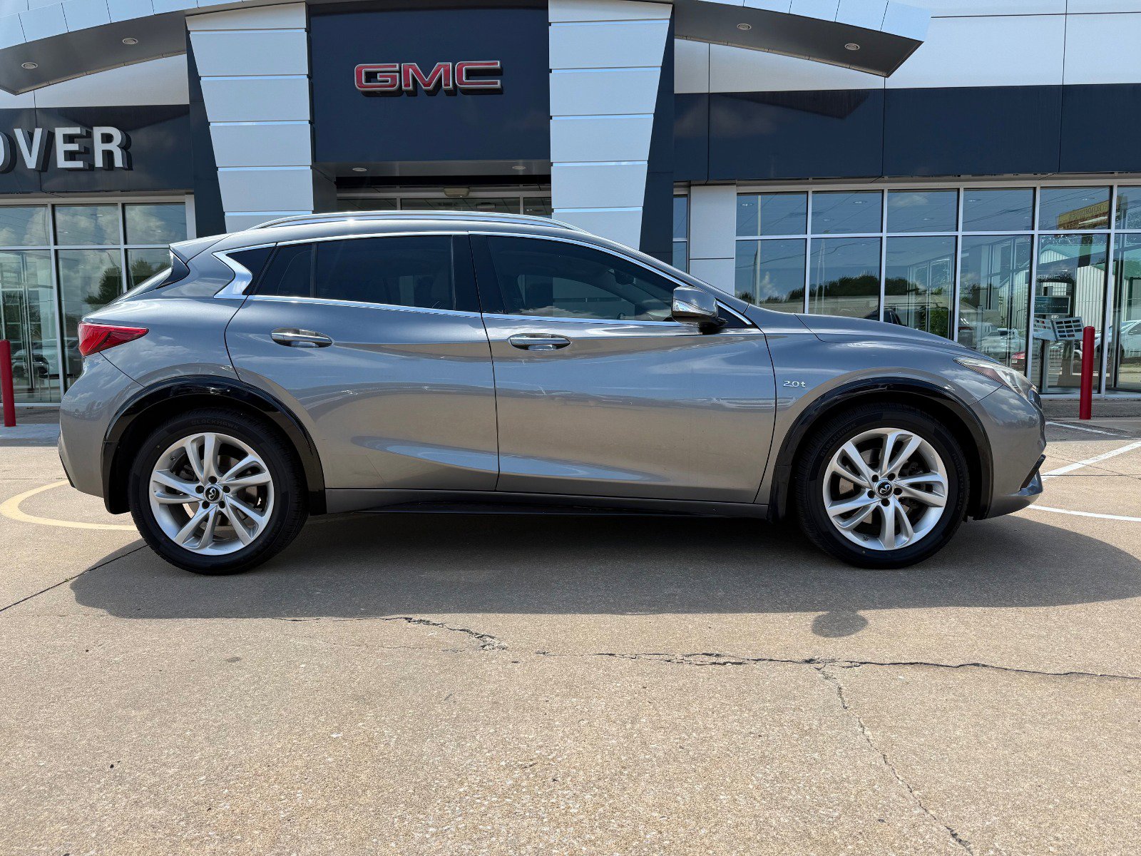 2017 Infiniti QX30 Premium photo 2