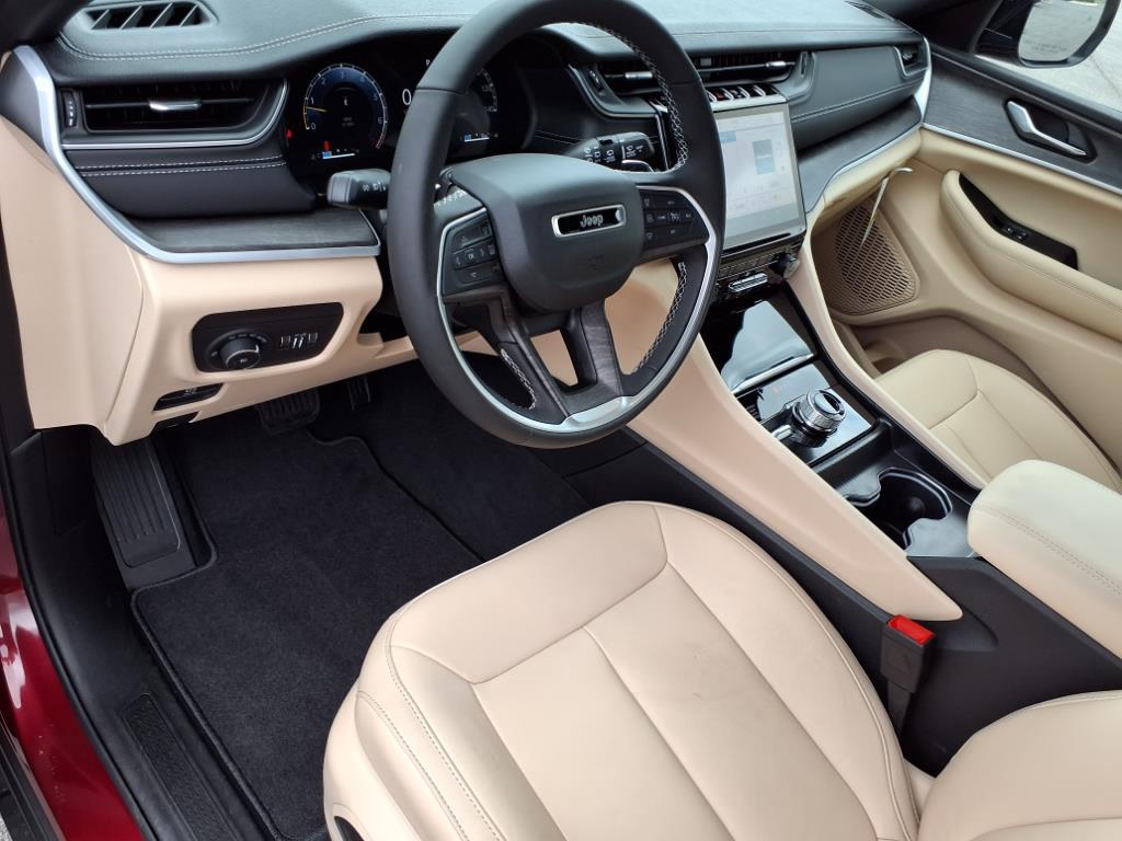 2025 Jeep Grand Cherokee Limited photo 4