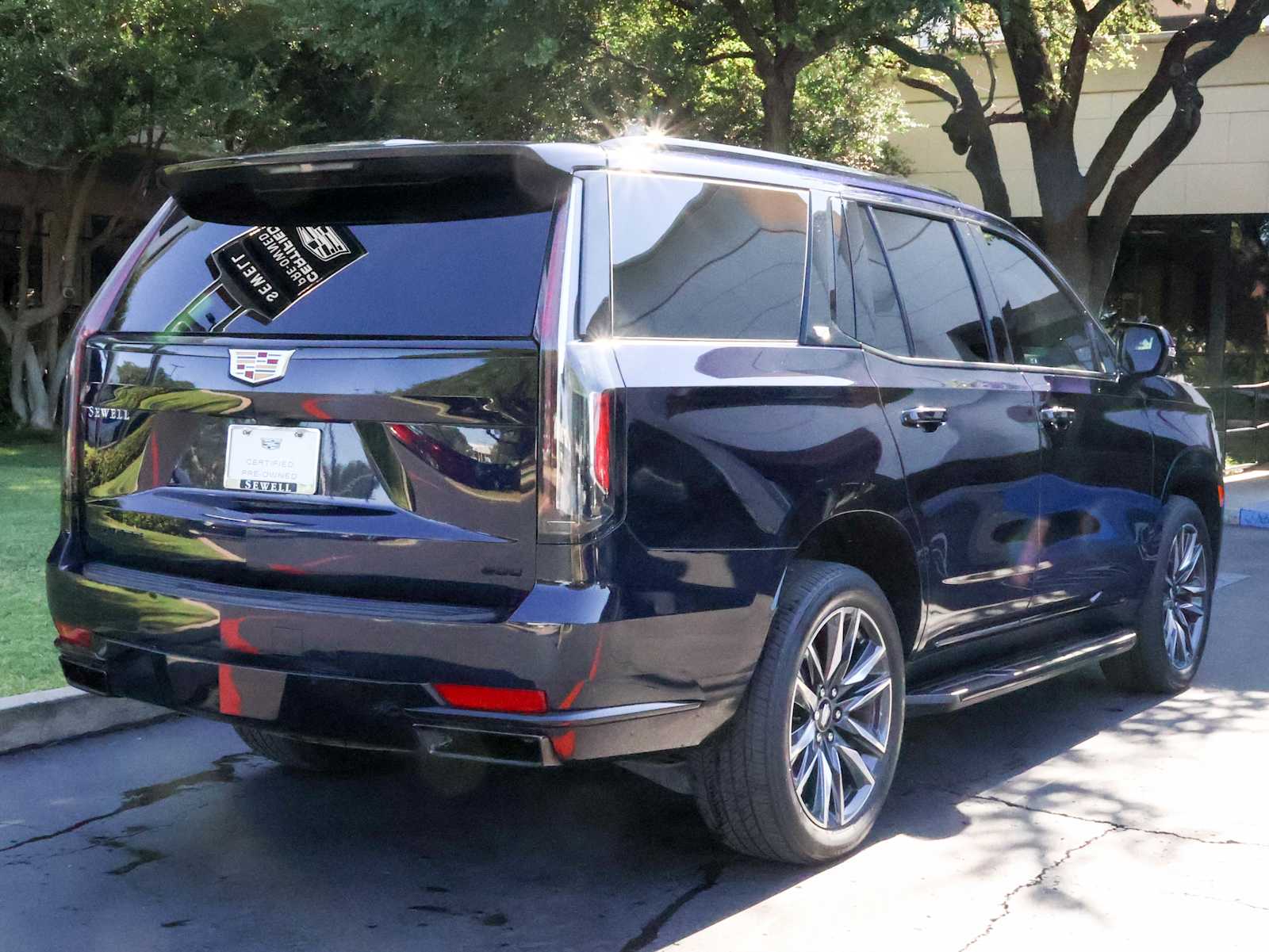 2022 Cadillac Escalade Sport photo 2