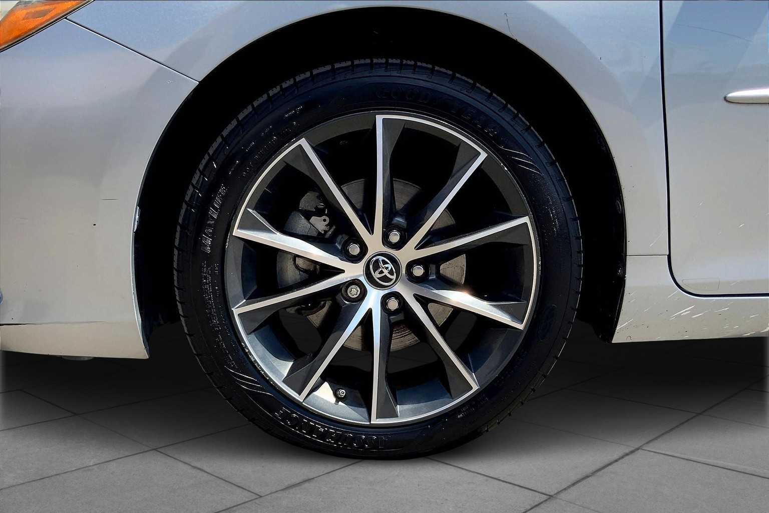 2017 Toyota Camry XSE photo 9
