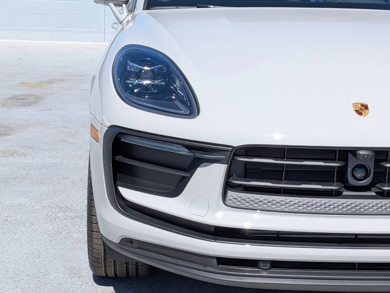 2025 Porsche Macan T photo 12