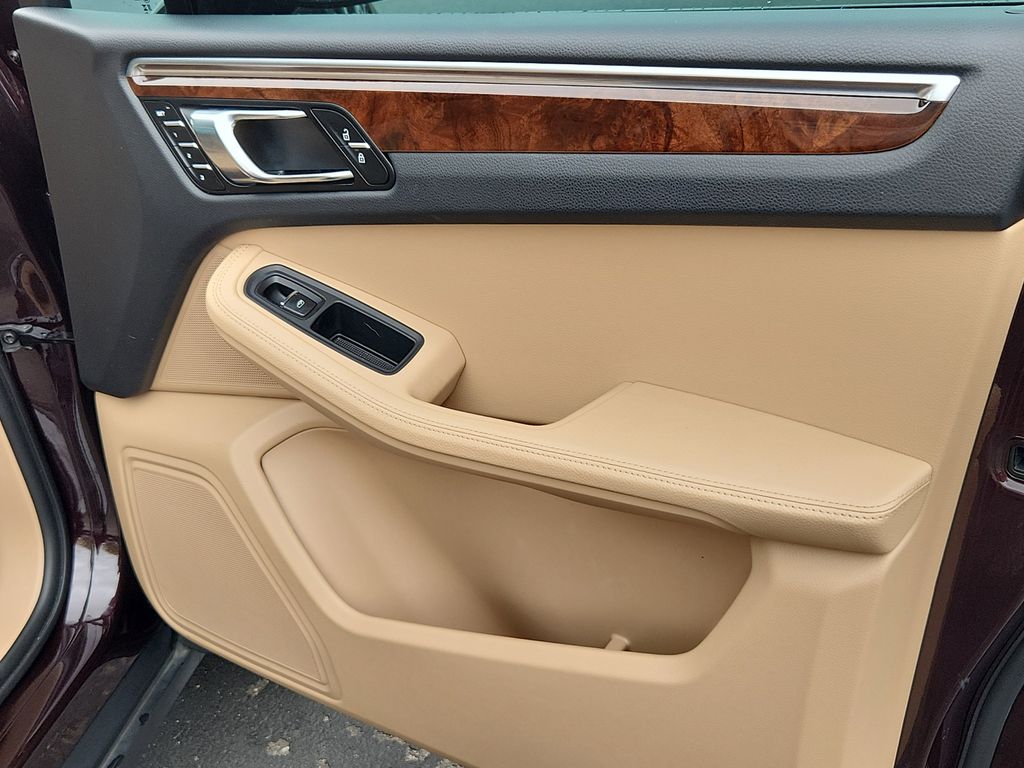 2023 Porsche Macan Base photo 19