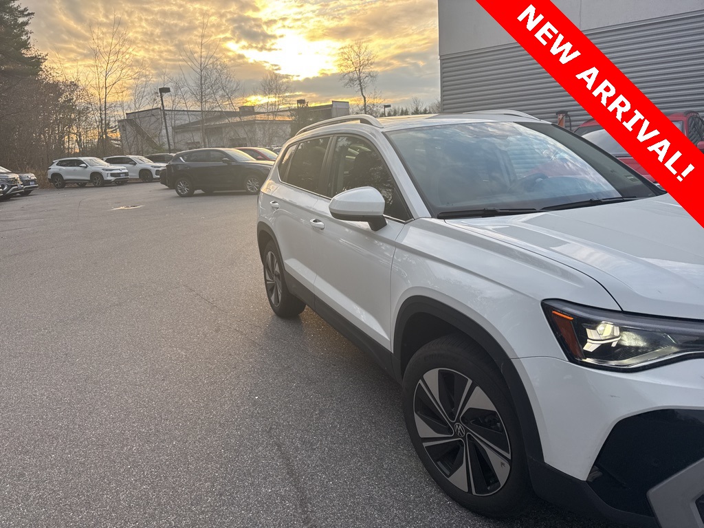 2025 Volkswagen Taos SE photo 3