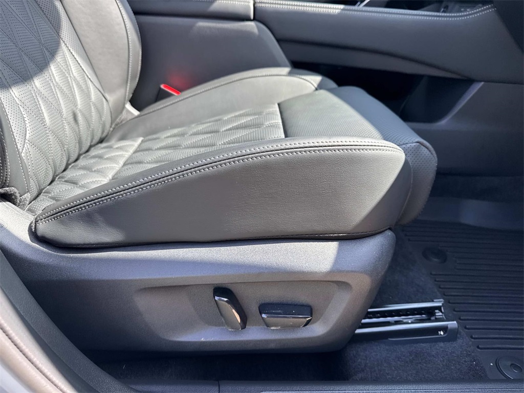 2025 Nissan Rogue Platinum photo 10