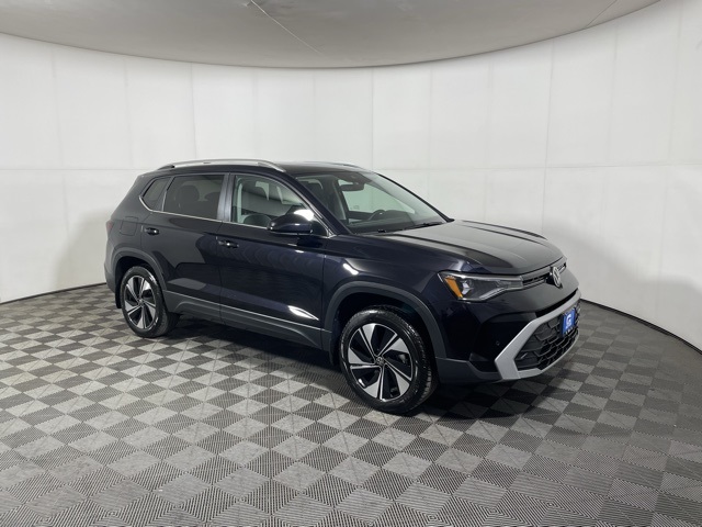 2025 Volkswagen Taos SE's photo