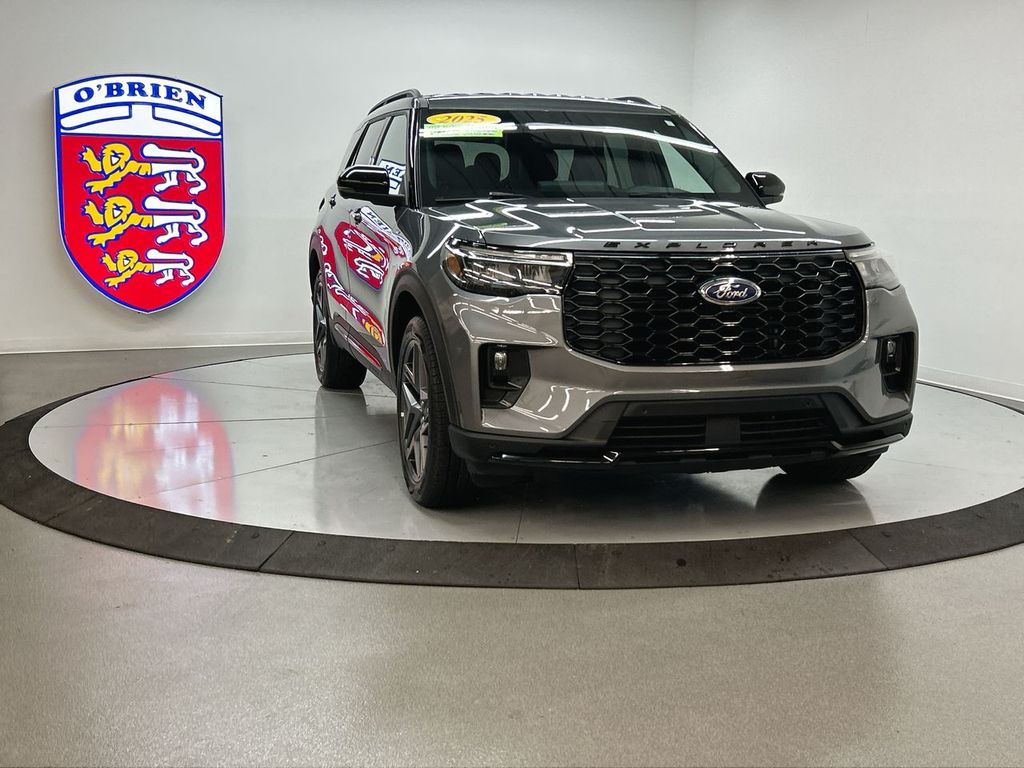 2025 Ford Explorer ST-LINE's photo